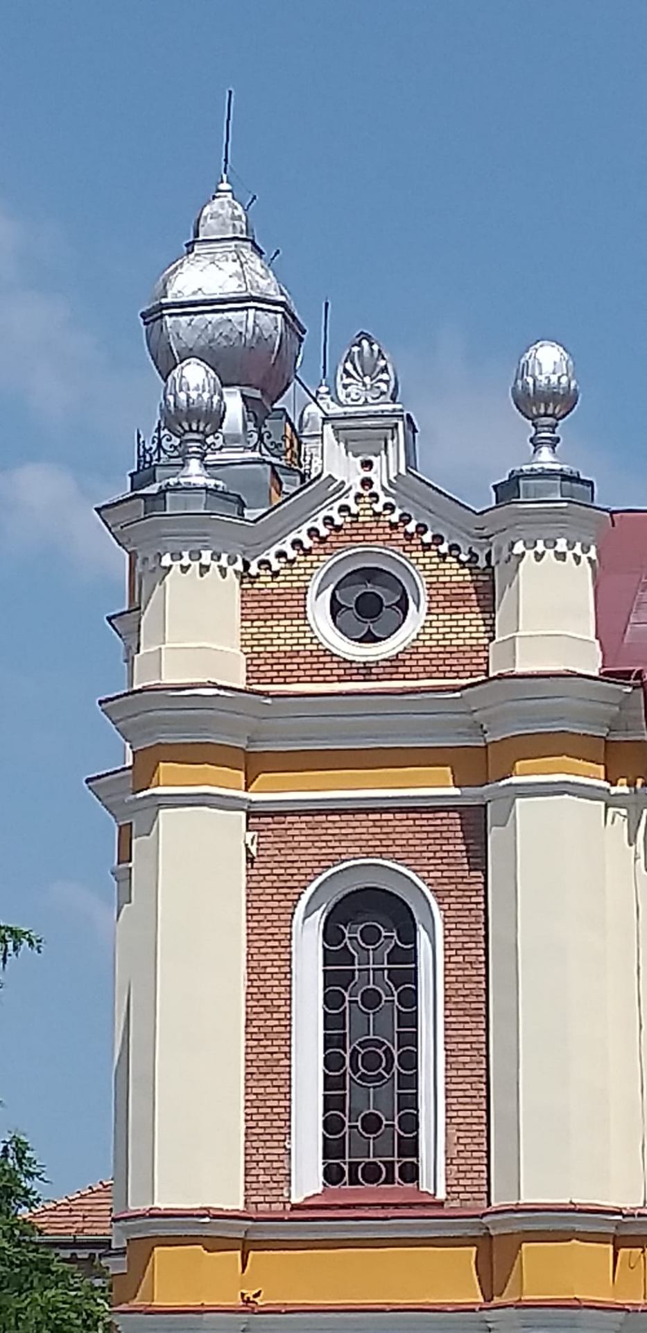 Turn de biserică restaurat cu ornamente metalice