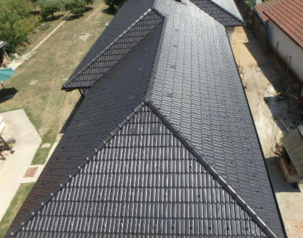 Acoperiș finalizat cu țiglă metalică antracit — vedere aeriană