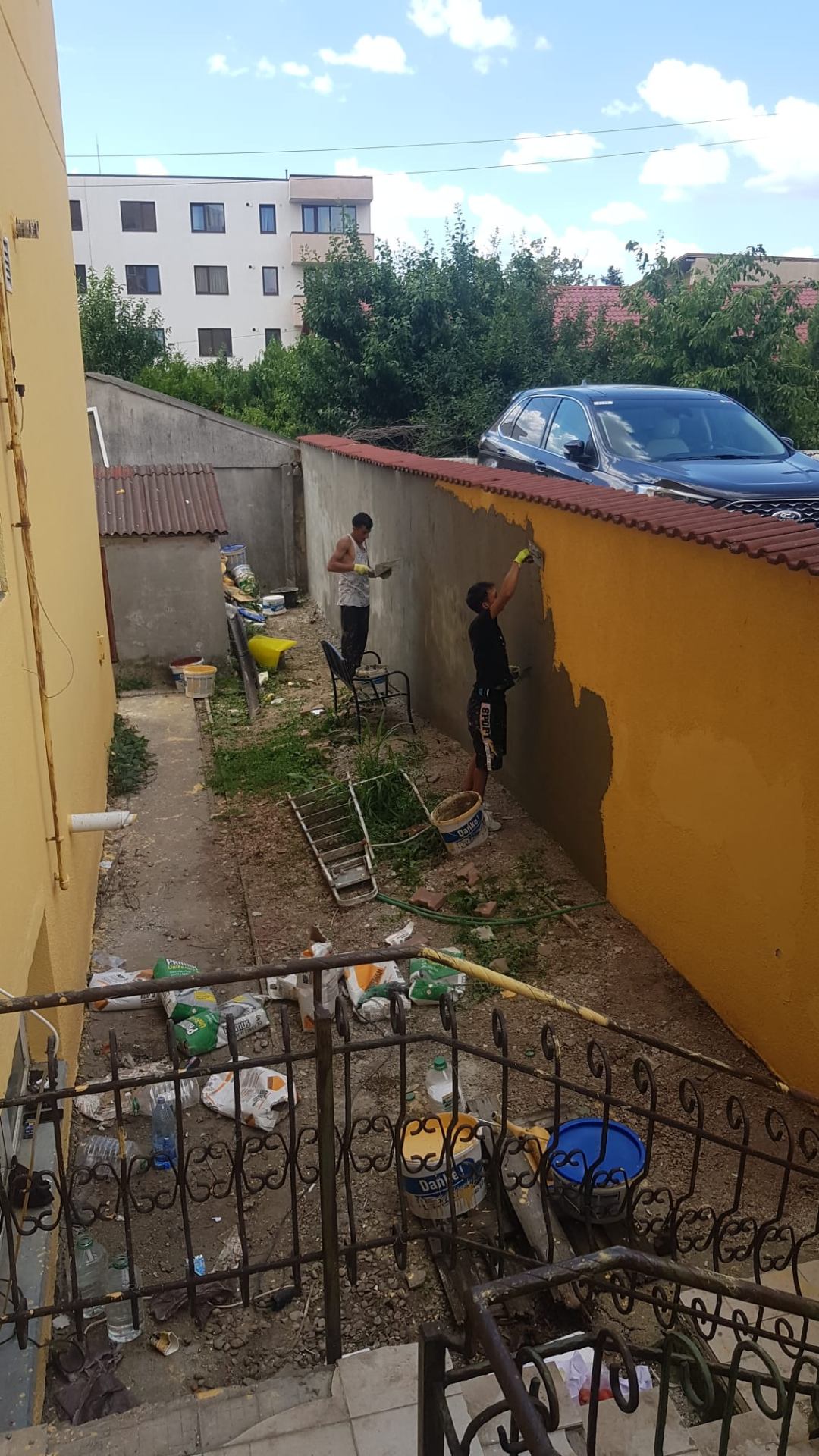 Tencuire și finisaj exterior gard cu mortar decorativ