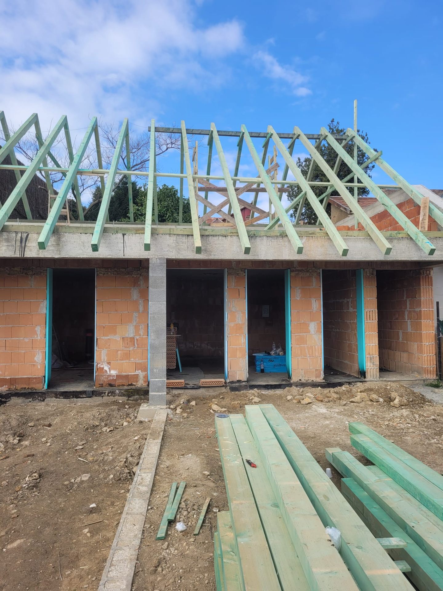 Șarpantă nouă montată pe casă în construcție