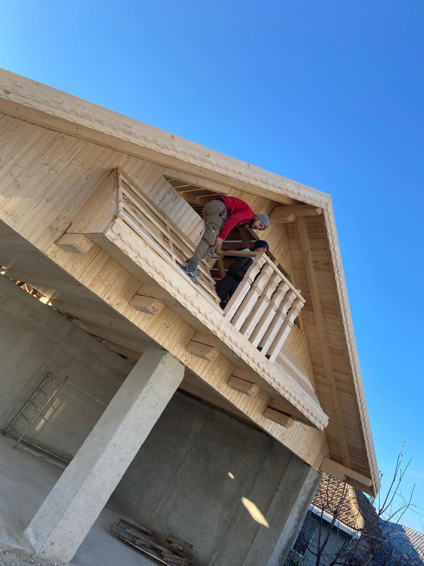 Frontoane decorative din lemn cu balustradă tradițională