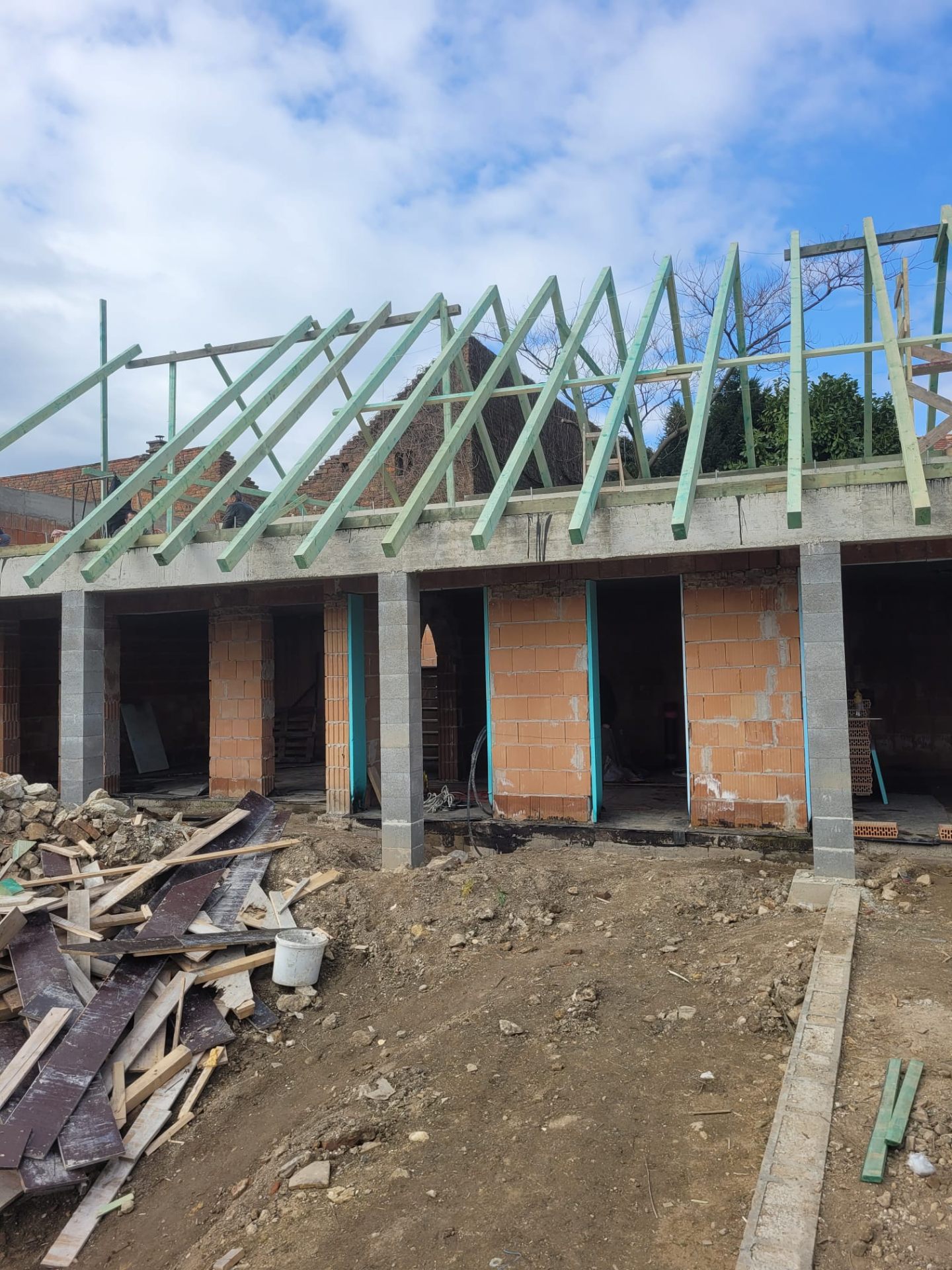 Șarpantă montată pe casă în construcție cu pereți de cărămidă