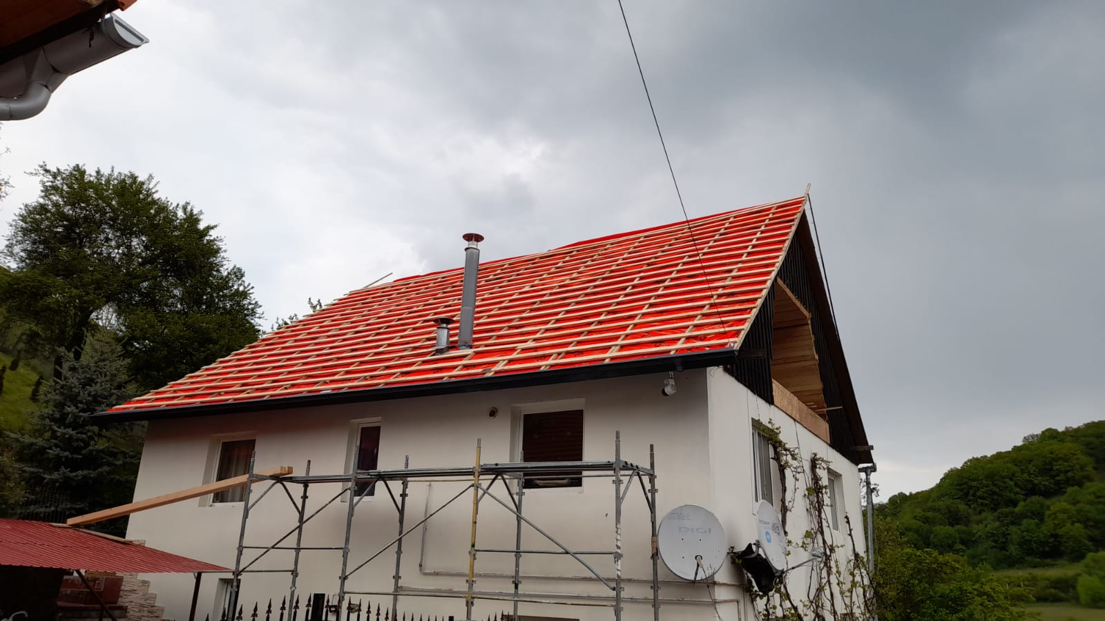 Acoperiș casă de munte cu folie roșie și șipci montate