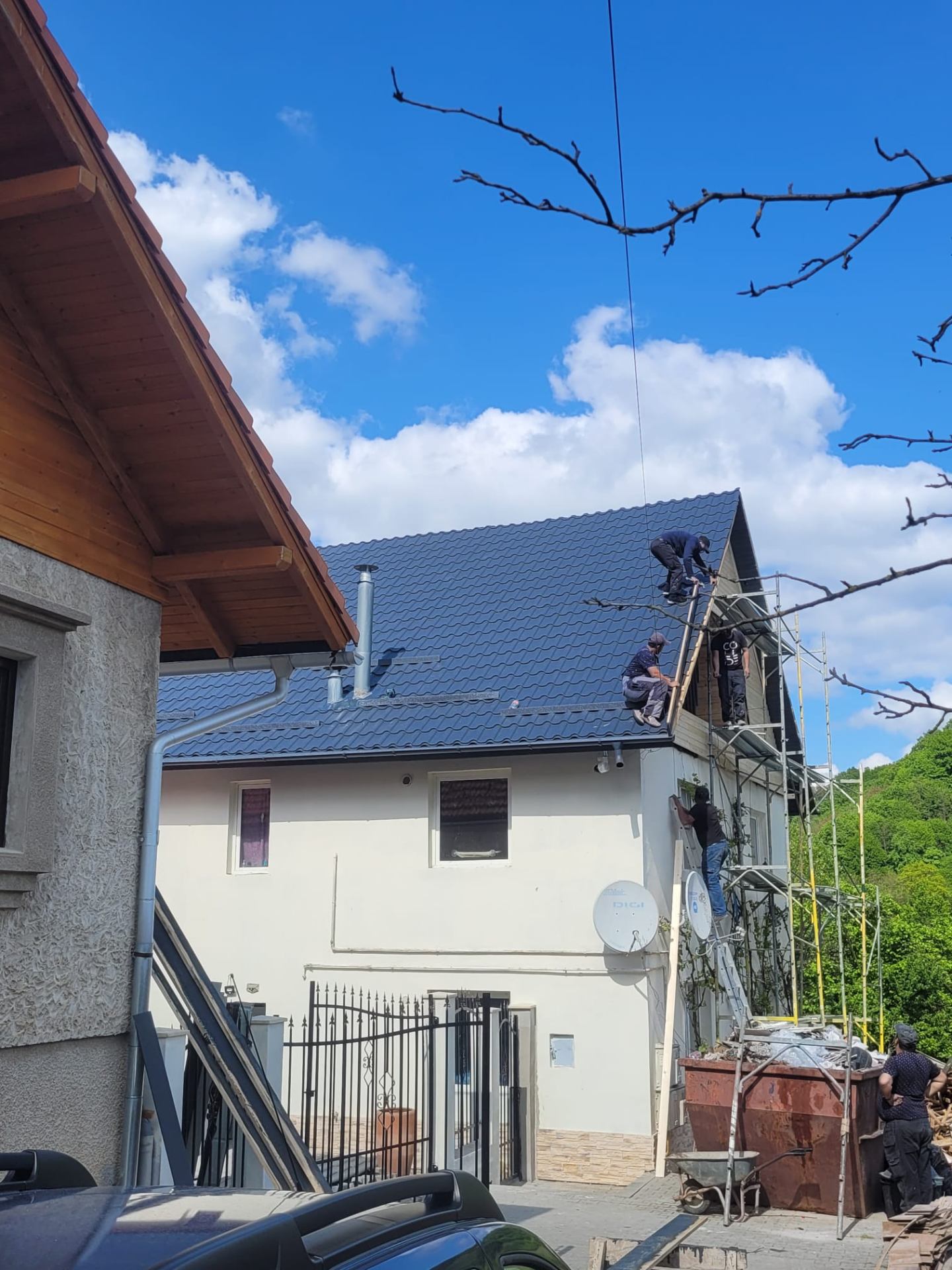Acoperiș finalizat cu țiglă metalică antracit pe casă renovată